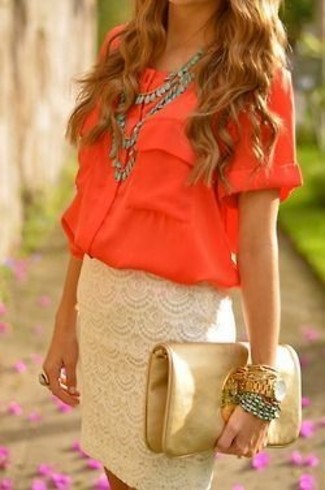 Come indossare e abbinare una borsa arancione: Prova ad abbinare una camicetta manica corta rossa con una borsa arancione per un outfit rilassato ma alla moda.