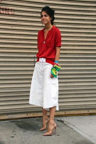 Come indossare e abbinare una camicetta rossa: Indossa una camicetta rossa con una gonna pantalone bianca per un look semplice, da indossare ogni giorno. Completa questo look con un paio di décolleté in pelle beige.