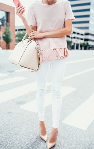 Come indossare e abbinare una camicetta manica corta rosa: Combina una camicetta manica corta rosa con jeans aderenti strappati bianchi per un look semplice, da indossare ogni giorno. Décolleté in pelle beige sono una buona scelta per completare il look.