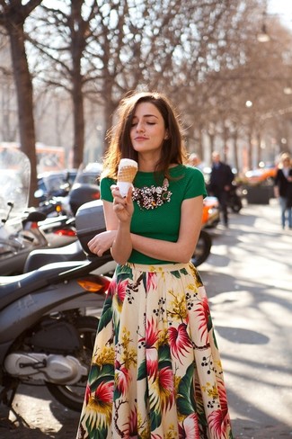 Come indossare e abbinare una camicetta verde per una donna di 30 anni: Abbina una camicetta verde con una gonna a ruota a fiori bianca per un semplice tocco di eleganza.