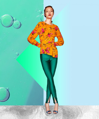 Look alla moda per donna: Camicetta manica lunga a fiori arancione, Pantaloni skinny verdi, Sandali con tacco in pelle blu