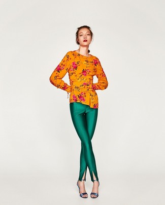 Moda donna anni 20 quando fa molto caldo: Mostra il tuo stile in una camicetta manica lunga a fiori arancione con pantaloni skinny verdi per un look spensierato e alla moda. Sandali con tacco in pelle blu sono una gradevolissima scelta per completare il look.