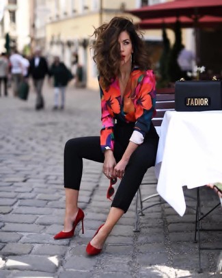 Look alla moda per donna: Camicetta manica lunga a fiori multicolore, Pantaloni skinny neri, Décolleté in pelle scamosciata rossi