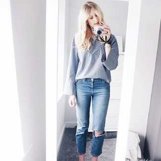 Come indossare e abbinare jeans strappati per una donna di 30 anni: Abbinare una camicetta manica lunga a righe verticali blu e jeans strappati è una comoda opzione per fare commissioni in città.