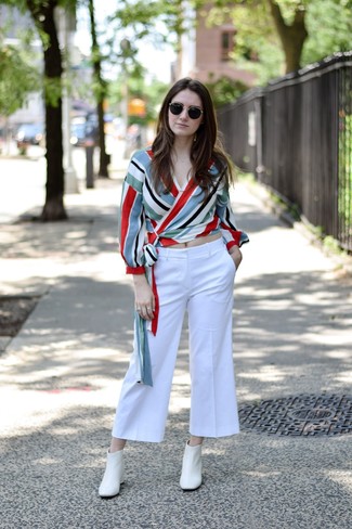 Look alla moda per donna: Camicetta manica lunga a righe verticali multicolore, Gonna pantalone bianca, Stivaletti in pelle bianchi