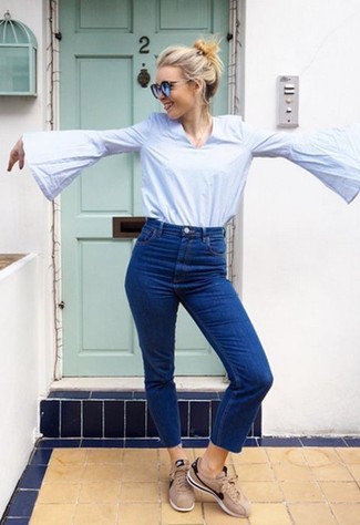 Come indossare e abbinare jeans con sneakers basse per una donna di 30 anni in modo smart-casual: Scegli un outfit composto da una camicetta manica lunga azzurra e jeans per un fantastico look da sfoggiare nel weekend. Scegli uno stile casual per le calzature con un paio di sneakers basse.