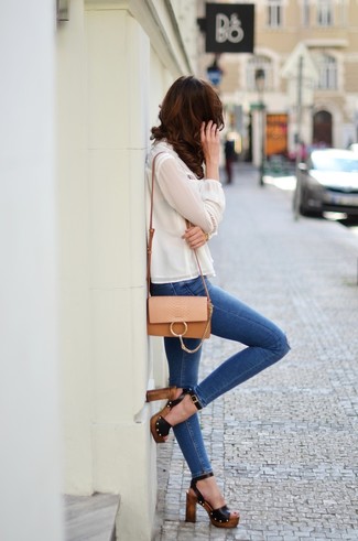 Quale sandali con tacco indossare con jeans aderenti blu in modo smart-casual: Prova a combinare una camicetta manica lunga di seta bianca con jeans aderenti blu per affrontare con facilità la tua giornata. Sandali con tacco sono una valida scelta per completare il look.
