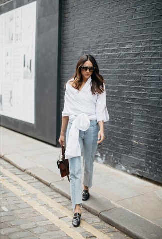 Quale jeans indossare con una camicetta manica lunga bianca quando fa molto caldo in modo formale: Abbina una camicetta manica lunga bianca con jeans per un look spensierato e alla moda. Completa questo look con un paio di mocassini eleganti in pelle neri.