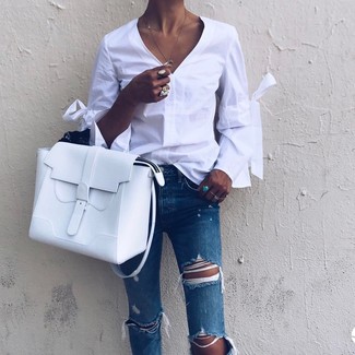 Come indossare e abbinare una camicetta manica lunga bianca per una donna di 20 anni in modo smart-casual: Potresti combinare una camicetta manica lunga bianca con jeans strappati blu per affrontare con facilità la tua giornata.
