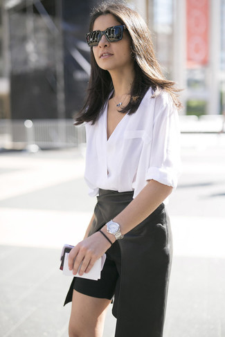 Come indossare e abbinare una camicetta bianca per una donna di 30 anni in modo smart-casual: Prova a combinare una camicetta bianca con una minigonna in pelle nera per un look raffinato per il tempo libero.