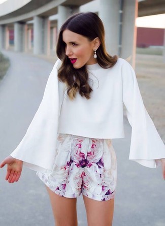 Come indossare e abbinare orecchini trasparenti per una donna di 20 anni: Prova a combinare una camicetta manica lunga bianca con orecchini trasparenti per un look comfy-casual.