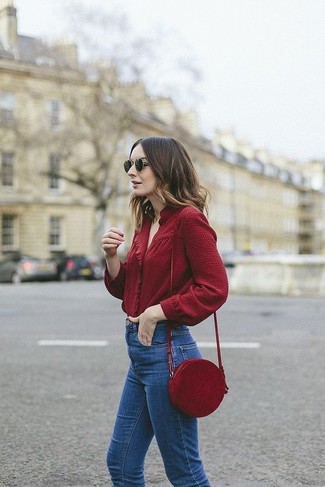 Come indossare e abbinare una borsa a tracolla rossa per una donna di 30 anni: Mostra il tuo stile in una camicetta manica lunga bordeaux con una borsa a tracolla rossa per un look trendy e alla mano.