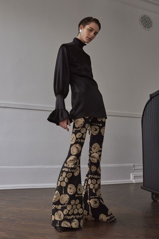 Pantaloni a campana stampati neri di Versace