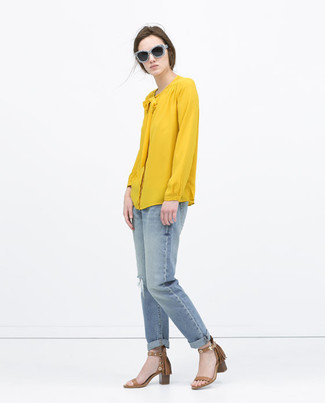 Come indossare e abbinare jeans strappati per una donna di 20 anni: Potresti indossare una camicetta manica lunga gialla e jeans strappati per essere casual. Sandali con tacco in pelle marroni sono una eccellente scelta per completare il look.