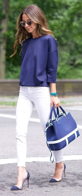 Come indossare e abbinare jeans bianchi in modo formale: Scegli una camicetta manica lunga blu e jeans bianchi per un outfit comodo ma studiato con cura. Rifinisci questo look con un paio di décolleté in pelle scamosciata blu scuro.