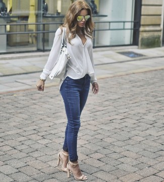 Quale jeans indossare con una camicetta manica lunga bianca quando fa molto caldo in modo formale: Scegli una camicetta manica lunga bianca e jeans e sarai un vero sballo. Perfeziona questo look con un paio di sandali con tacco in pelle beige.