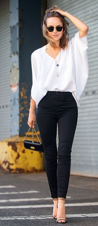 Quale jeans indossare con una camicetta manica lunga bianca quando fa molto caldo in modo formale: Potresti abbinare una camicetta manica lunga bianca con jeans per un look spensierato e alla moda. Sandali con tacco in pelle marrone chiaro sono una gradevolissima scelta per completare il look.
