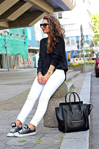 Come indossare e abbinare jeans aderenti bianchi: Combina una camicetta manica lunga nera con jeans aderenti bianchi per un outfit comodo ma studiato con cura. Sneakers basse nere e bianche daranno una nuova dimensione a un look altrimenti classico.