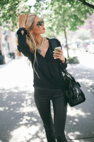 Quale leggings indossare con una camicetta manica lunga nera: Combina una camicetta manica lunga nera con leggings per affrontare con facilità la tua giornata.