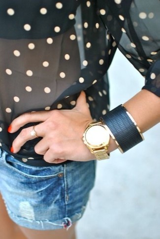 Look alla moda per donna: Camicetta manica lunga di chiffon a pois nera, Pantaloncini di jeans blu, Bracciale in pelle nero, Orologio dorato