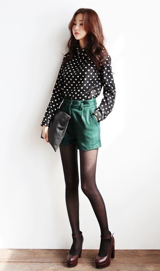Look alla moda per donna: Camicetta manica lunga stampata nera e bianca, Pantaloncini verde scuro, Décolleté in pelle bordeaux, Pochette in pelle nera