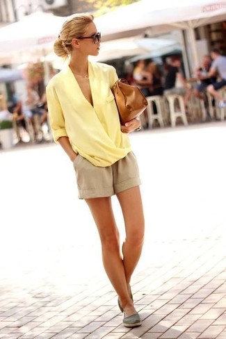Come indossare e abbinare scarpe basse per una donna di 30 anni quando fa molto caldo: Prova ad abbinare una camicetta manica lunga gialla con pantaloncini beige per vestirti casual. Scarpe basse sono una gradevolissima scelta per completare il look.