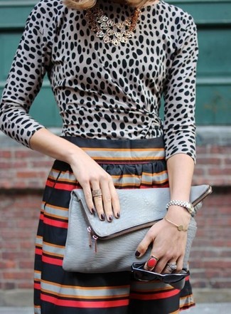 Come indossare e abbinare una collana lime in modo smart-casual: Prova ad abbinare una camicetta manica lunga leopardata grigia con una collana lime per un look perfetto per il weekend.