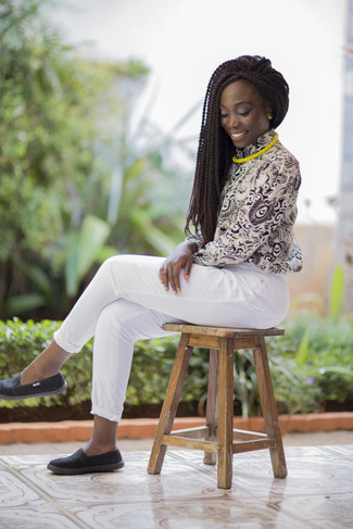 Look alla moda per donna: Camicetta manica lunga stampata nera e bianca, Pantaloni eleganti bianchi, Sneakers senza lacci di tela nere, Collana gialla