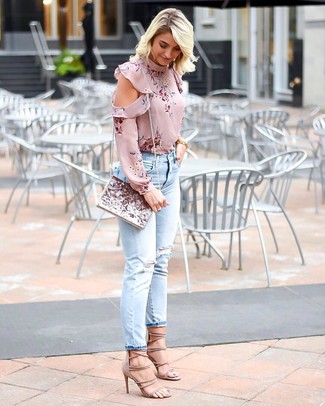Quale jeans indossare con sandali con tacco beige per una donna di 30 anni: Combina una camicetta manica lunga a fiori rosa con jeans per un look raffinato per il tempo libero. Sandali con tacco beige sono una gradevolissima scelta per completare il look.