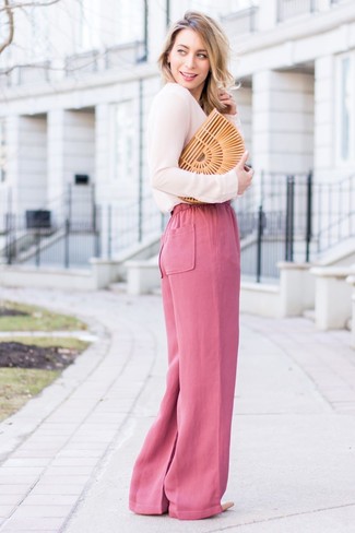 Trend da donna 2024 in modo formale: Indossa una camicetta manica lunga rosa con pantaloni larghi fucsia per un look ordinato e appropriato. Décolleté in pelle beige sono una eccellente scelta per completare il look.