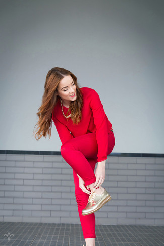 Come indossare e abbinare scarpe oxford in pelle gialle: Distinguiti anche negli ambienti più alla moda con una camicetta manica lunga rossa e pantaloni skinny rossi. Perfeziona questo look con un paio di scarpe oxford in pelle gialle.