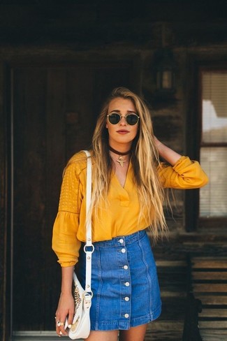 Come indossare e abbinare una camicetta gialla in primavera 2025 in modo smart-casual: Per creare un adatto a un pranzo con gli amici nel weekend combina una camicetta gialla con una gonna con bottoni di jeans blu. Ecco un look primaverile perfetto per il tuo.