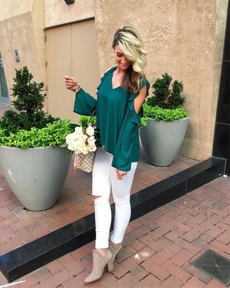 Quale stivaletti indossare con jeans bianchi: Prova a combinare una camicetta manica lunga con volant verde scuro con jeans bianchi per essere casual. Stivaletti sono una validissima scelta per completare il look.