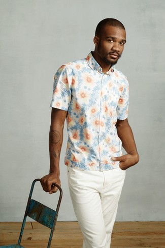 Look alla moda per uomo: Camicia a maniche corte a fiori azzurra, Chino bianchi