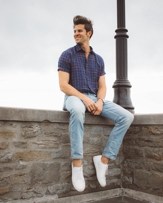 Quale jeans indossare con sneakers basse bianche per un uomo di 20 anni in modo casual: Combina una camicia a maniche corte a quadri blu scuro con jeans per un outfit comodo ma studiato con cura. Sneakers basse bianche sono una eccellente scelta per completare il look.