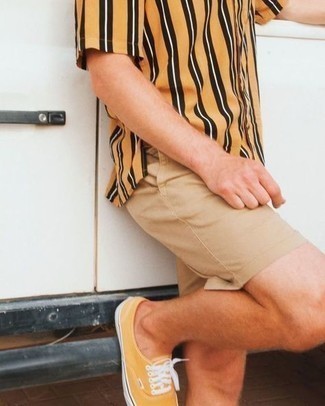 Quale sneakers basse indossare con una camicia a maniche corte arancione: Combina una camicia a maniche corte arancione con pantaloncini marrone chiaro per un look raffinato per il tempo libero. Completa questo look con un paio di sneakers basse.