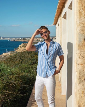 Come indossare e abbinare una camicia a maniche corte a righe verticali azzurra con jeans bianchi per un uomo di 30 anni: Opta per una camicia a maniche corte a righe verticali azzurra e jeans bianchi per un look raffinato per il tempo libero.