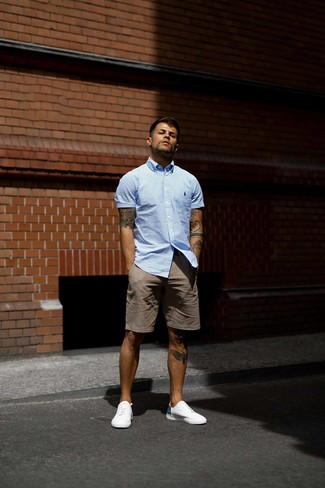 Look alla moda per uomo: Camicia a maniche corte a righe verticali azzurra, Pantaloncini marroni, Sneakers basse bianche