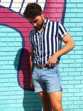 Come indossare e abbinare pantaloncini di jeans per un uomo di 20 anni in modo casual: Prova ad abbinare una camicia a maniche corte a righe verticali bianca e blu con pantaloncini di jeans per un fantastico look da sfoggiare nel weekend.