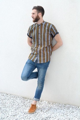 Come indossare e abbinare chukka terracotta quando fa caldo: Potresti combinare una camicia a maniche corte a righe verticali multicolore con jeans blu per un outfit comodo ma studiato con cura. Prova con un paio di chukka terracotta per un tocco virile.