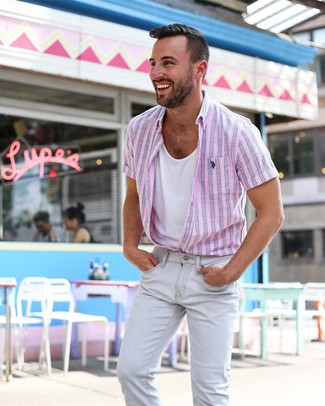 Quale jeans indossare con una camicia a maniche corte rosa in estate 2024 in modo rilassato: Indossa una camicia a maniche corte rosa con jeans per un look perfetto per il weekend. È buona scelta per le temperature calde!