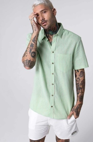 Quale pantaloncini indossare con una camicia a maniche corte verde menta per un uomo di 20 anni: Opta per una camicia a maniche corte verde menta e pantaloncini per un fantastico look da sfoggiare nel weekend.