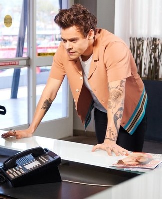 Look di Harry Styles: Camicia a maniche corte arancione, T-shirt girocollo bianca, Jeans neri