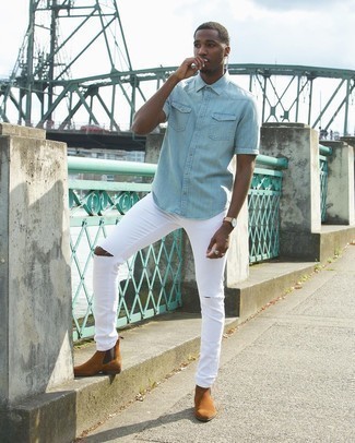 Quale camicia a maniche corte indossare con jeans bianchi: Coniuga una camicia a maniche corte con jeans bianchi per un'atmosfera casual-cool. Prova con un paio di stivali chelsea in pelle scamosciata terracotta per mettere in mostra il tuo gusto per le scarpe di alta moda.