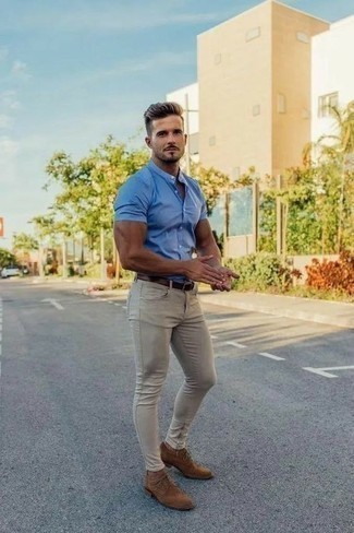 Quale jeans indossare con una camicia a maniche corte azzurra: Scegli una camicia a maniche corte azzurra e jeans per un'atmosfera casual-cool. Sfodera il gusto per le calzature di lusso e calza un paio di scarpe derby in pelle scamosciata marroni.