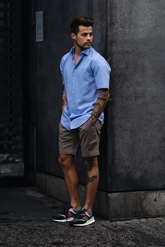 Quale pantaloncini indossare con scarpe sportive blu scuro per un uomo di 20 anni in estate 2024: Abbina una camicia a maniche corte azzurra con pantaloncini per un look raffinato per il tempo libero. Per un look più rilassato, scegli un paio di scarpe sportive blu scuro. Una splendida idea per essere elegante e assolutamente alla moda anche in estate.