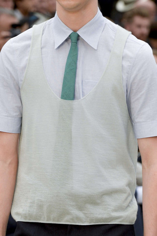 Come indossare e abbinare una cravatta verde scuro in modo smart-casual: Indossa una camicia a maniche corte bianca con una cravatta verde scuro per un look elegante e alla moda.