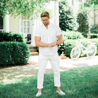 Look alla moda per uomo: Camicia a maniche corte bianca, Jeans aderenti bianchi, Espadrillas di tela a righe orizzontali bianche