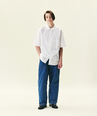 Look alla moda per uomo: Camicia a maniche corte bianca, Jeans blu scuro, Scarpe derby in pelle nere