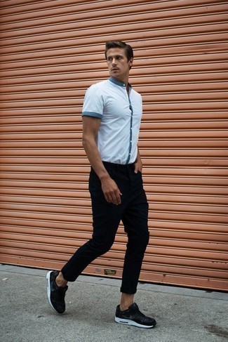 Come indossare e abbinare scarpe sportive blu scuro per un uomo di 30 anni in modo casual: Coniuga una camicia a maniche corte bianca con jeans neri per un look semplice, da indossare ogni giorno. Se non vuoi essere troppo formale, prova con un paio di scarpe sportive blu scuro.